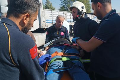 Otomobil kamyonunun altına girdi: 2’si ağır 3 yaralı