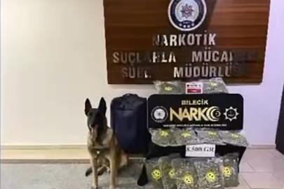 Otomobildeki valizden 8,5 kilo uyuşturucu çıktı