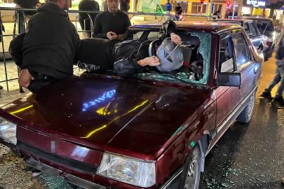 Otomobile çarpan motosiklet sürücüsü camdan içeri girdi