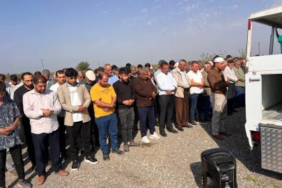 Otomobilin çarpmasıyla ölen anne ve kız çocuğu yan yana defnedildi