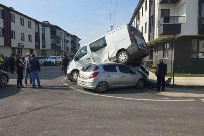 Otomobilin çarptığı minibüs park halindeki aracın üzerine çıktı: 3 yaralı