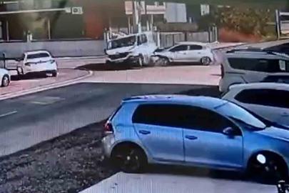 Otomobilin çarptığı minibüs park halindeki aracın üzerine çıktı: Kazanın görüntüleri ortaya çıktı