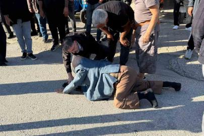 Otomobilin çarptığı yaşlı adama ilk müdahale yoldan geçen doktor belediye başkanından geldi