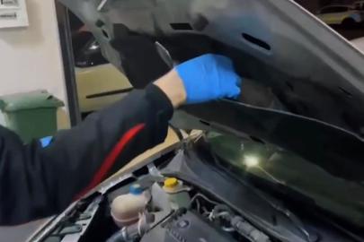 Otomobilin kaputundan uyuşturucu, cüzdandan altınlar çıktı