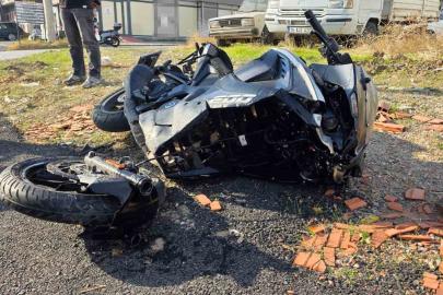 Otomobille çarpışan motosiklet sürücüsü havaya uçtu: Trafik kazası kamerada