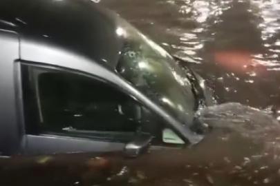 Pendik’te alt geçidi su bastı, sürücü ve kızı mahsur kaldı