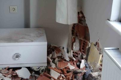 Pendik’te hafriyat kamyonu binaya çarptı: 1 yaralı