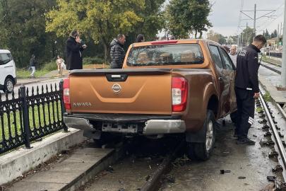 Pikap tramvay yoluna girdi