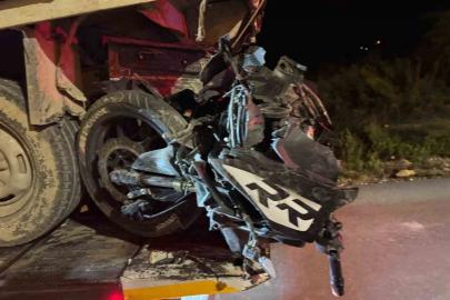 Pikapla çarpışan motosikletin 19 yaşındaki sürücüsü öldü