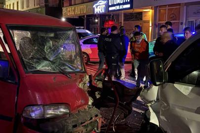 Pikapla kafa kafaya çarpışan kamyonet sürücüsü araçta sıkıştı: 2 yaralı