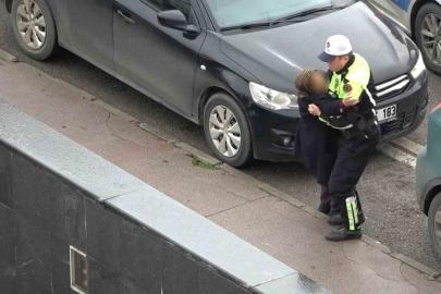 Polisin yaralı kadına yardımı yürekleri ısıttı: Kaldırıma taşıdı, ıslanmasın diye yelekle korudu