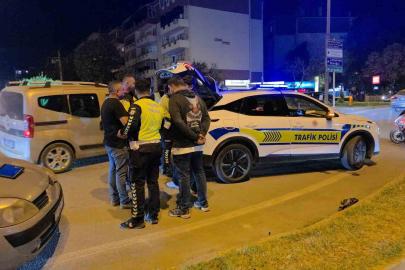 Polisten kaçan motosiklet sürücüsü otomobile çarptı