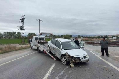 Refüje giren otomobil sürücüsü yaralandı