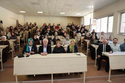 Rektör İlahiyat Fakültesi öğrencilerinin dersine konuk oldu