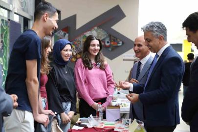 Rektör Kuyrukluyıldız, öğrenci kulüplerinin tanıtım stantlarını ziyaret etti
