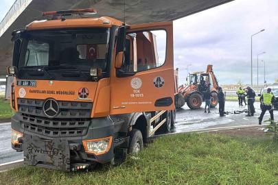 Rize’de Karayolları’na ait kamyonla çarpışan araçtaki baba ve kızı yaralandı