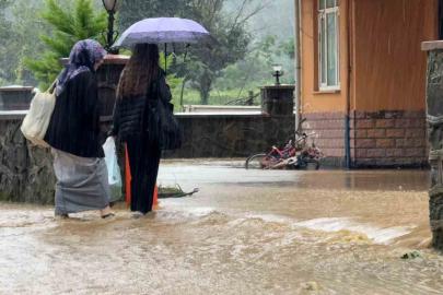 Rize’de şiddetli yağış etkili oluyor