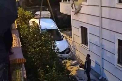 Sakarya’da kontrolden çıkan otomobil ikinci kattaki daireye çarptı