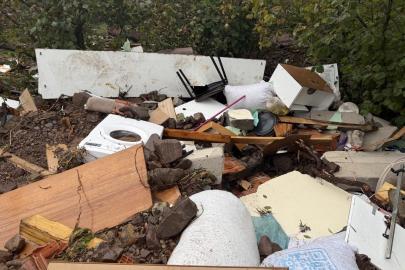 Sakarya’da sel ve heyelan bir evi yıktı, eşyalar çevreye savruldu