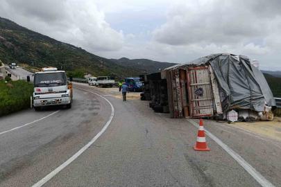 Saman balyası yüklü tır devrildi: 1 yaralı