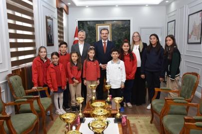 Şampiyonlar başarılarını Kaymakam Güldoğan ile paylaştı