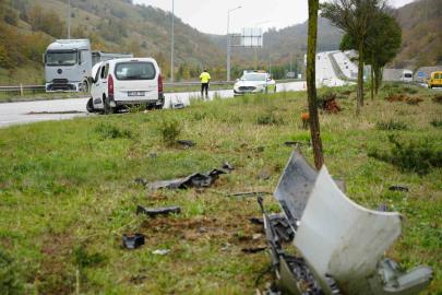 Samsun’da hafif ticari araç refüje çıktı: 3 yaralı