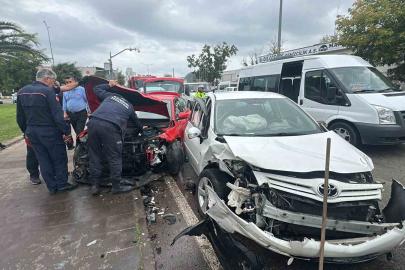 Samsun’da otomobiller kafa kafaya çarpıştı: 1’i ağır 2 yaralı