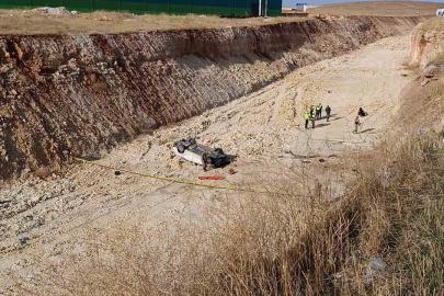 Şanlıurfa’da otomobil 15 metre yükseklikten çalışma yapılan yola uçtu: 1 ölü