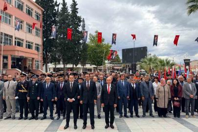 Sarıgöl’de Cumhuriyet coşkusu çelenk töreniyle başladı