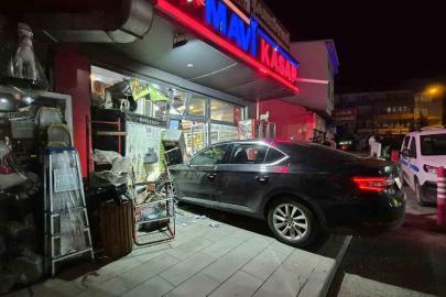 Sarıkamış’ta kontrolden çıkan otomobil iş yerine girdi