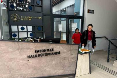 Sason’da kütüphaneye gelen öğrencilere tatlı ve içecek ikramı