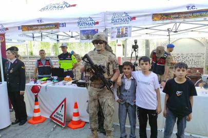 Sason’daki festivalde jandarma standına yoğun ilgi