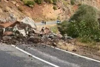 Şavşat’ta yamaçtan kopan dev kayalar köy yolunu kapattı