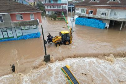 Sel Karasu’da mahalleyi yuttu: Sular 50 santimetreye ulaştı