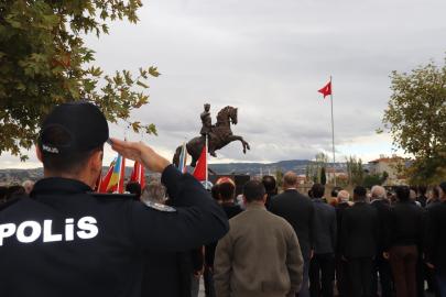 Selendi’de Cumhuriyet Bayramı coşkusu çelenk töreniyle başladı