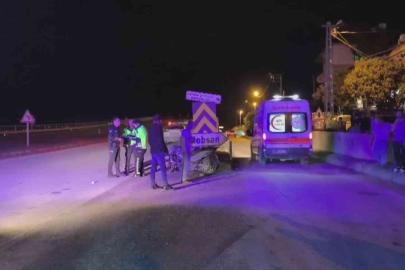 Seyir halinde olan motosiklet bariyere çarptı: 2 yaralı