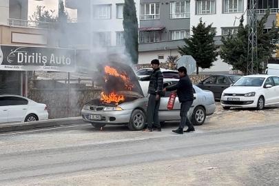 Seyir halindeki otomobil alev aldı