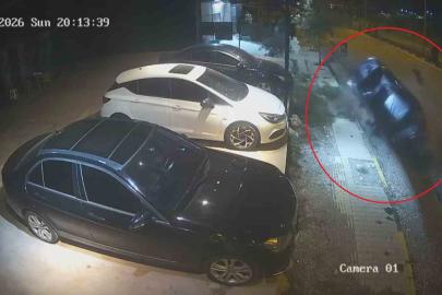 Seyir halindeki otomobil, park halindeki araca ok gibi saplandı