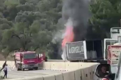 Seyir halindeki tır alevlere teslim oldu