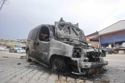 Seyir halindeyken alevlere teslim olan Fiat marka araç dakikalar içinde yanarak kullanılmaz hale geldi