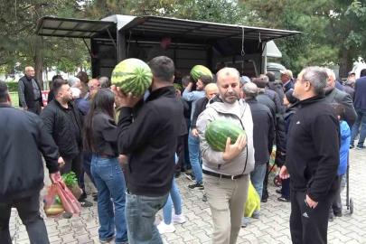 Sezonun son karpuzlarını ücretsiz dağıttı, 5 dakikada tükendi