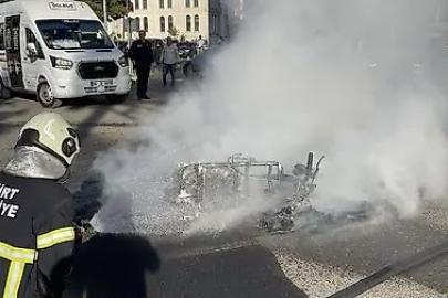 Siirt’te hafif ticari araç ile çarpışan motosiklet alevlere teslim oldu