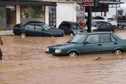 Silifke’de sağanak sele dönüştü, araçlar su içinde kaldı