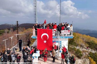 Sındırgı’da Cumhuriyet coşkusu Ulus dağı zirvesine taşındı