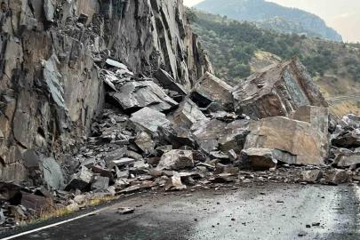Şırnak-Beytüşşebap yolu, dev kayalar nedeniyle ulaşıma kapandı