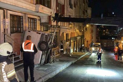 Şişli’de pazarcının panelvanı tezgahlara çarparak apartman boşluğuna düştü