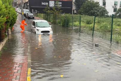 Şişli’de sağanak sonrası caddeyi su bastı: Sürücü mahsur kaldı