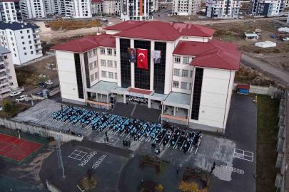 Sivas’ta 850 öğrenci coşkuyla Cumhuriyet şarkıları söyledi