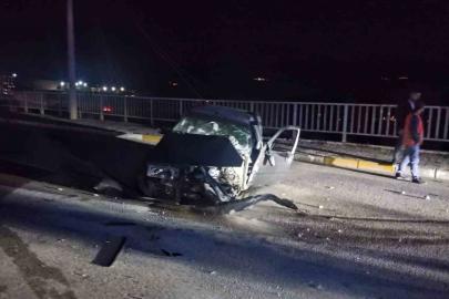 Sivas’ta aydınlatma direğine çarpan otomobilin sürücüsü yaralandı