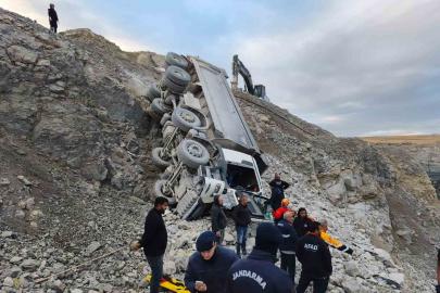 Sivas’ta taş ocağında kamyon devrildi, sürücüsü yaralandı